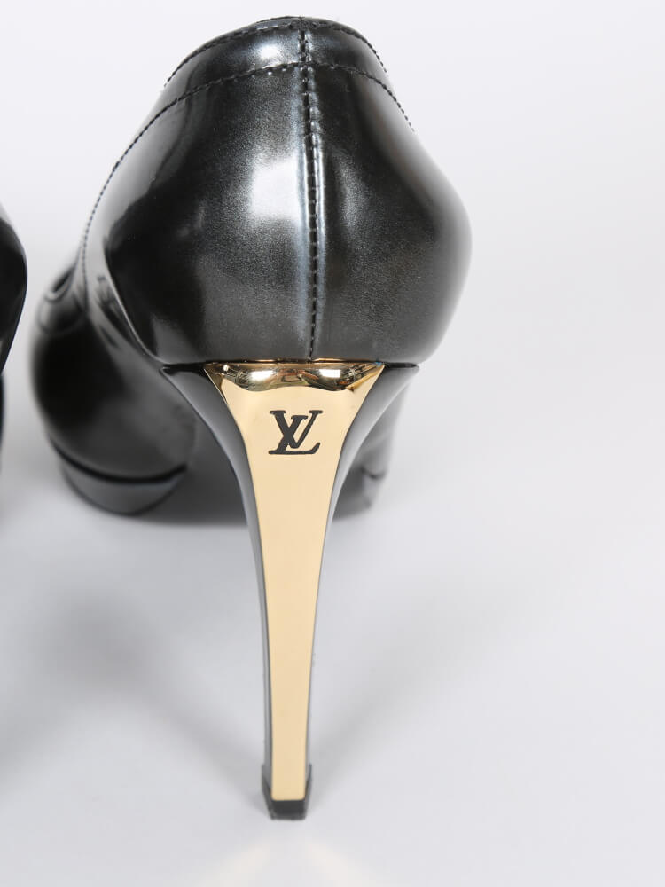 Louis Vuitton - Grey Polished Leather Gold Heel Pumps 37