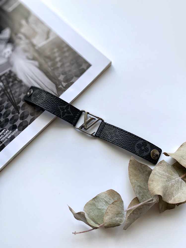 Louis Vuitton Monogram Eclipse Hockenheim Bracelet Size 17 - RvceShops's  Closet - Sac bandoulière Louis Vuitton Capucines mini en cuir taurillon  clémence noir