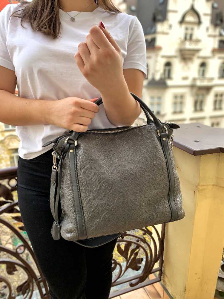 LOUIS VUITTON Damen Handtasche in Grau
