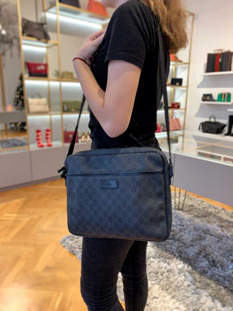 Gucci GG Supreme Messenger Bag Grey www.luxurybags