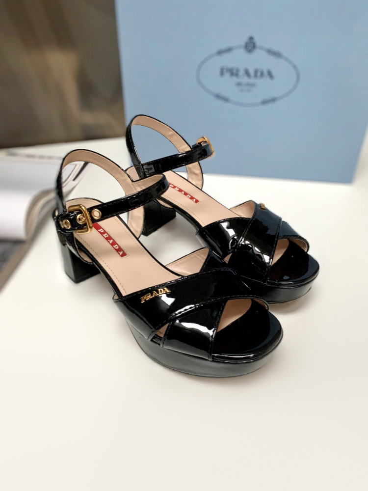 Black patent leather sandals low heel online